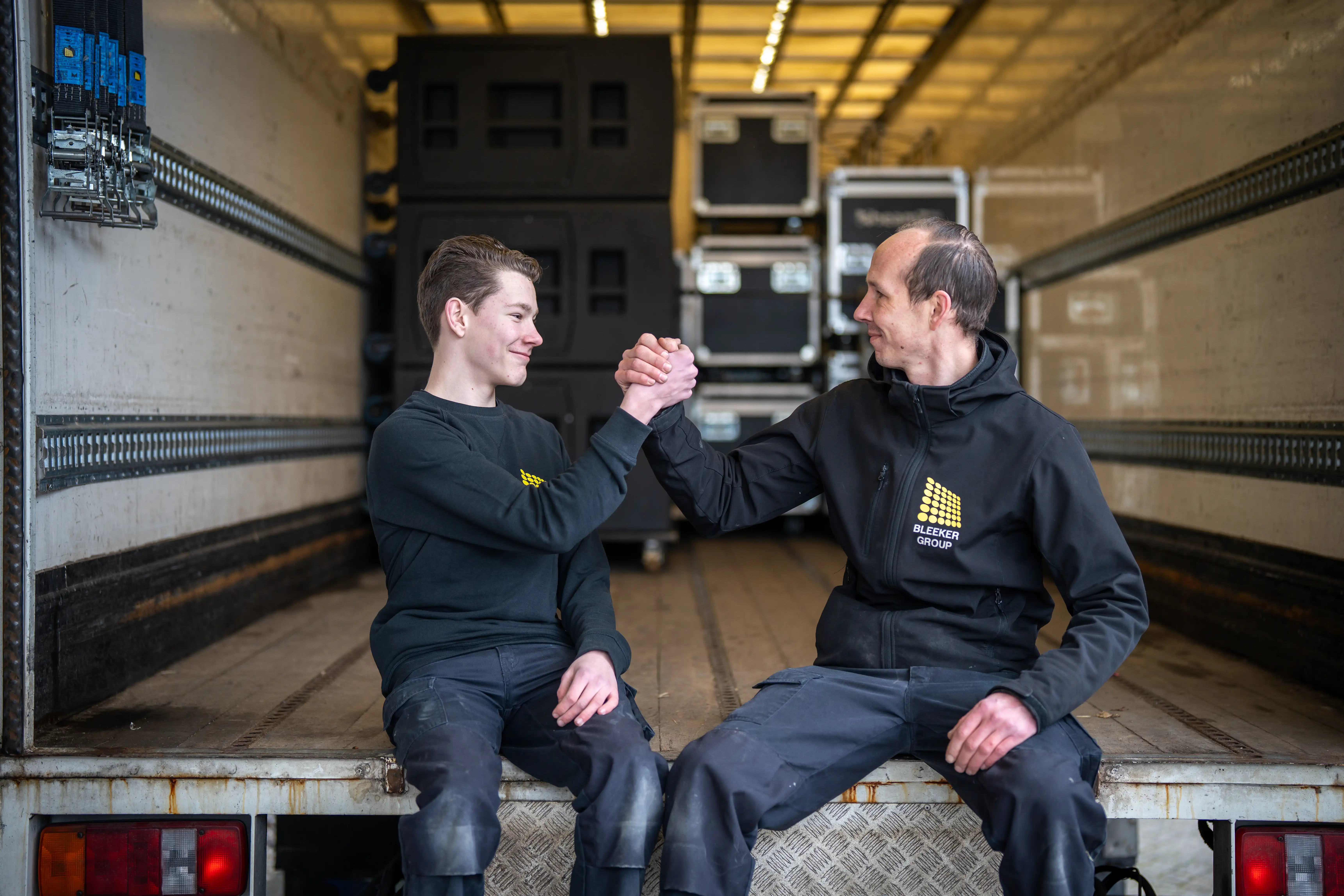 Collega's die elkaar de hand schudden
